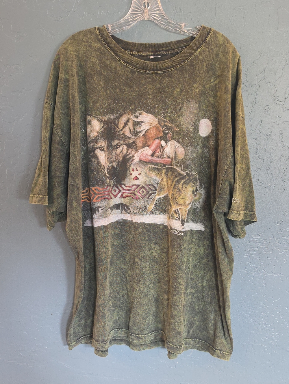 VTG Olive Graphic Native Wolf Print Men's T-Shirt